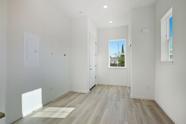 Building Photo - 3814 Norbridge Ave