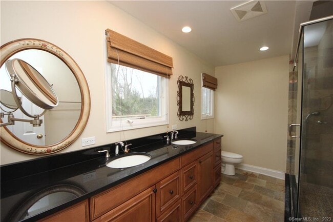 Building Photo - 950 Rock Rimmon Rd