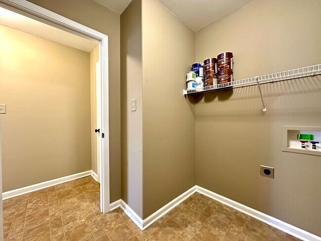 Building Photo - Spacious 3-Bedroom Home with Fenced Yard & Garage!