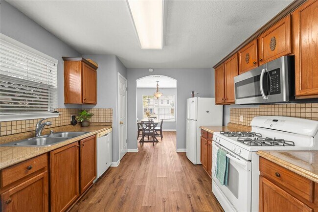 Building Photo - 3800 Hickox Dr