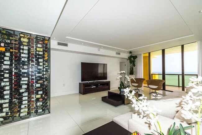 Building Photo - 16275 Collins Ave