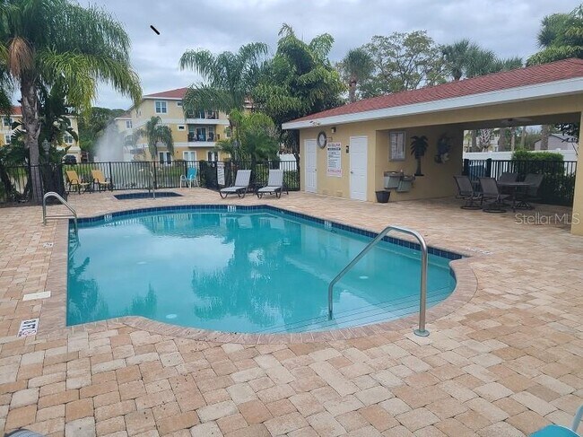 Building Photo - 5041 Royal Palms Wy