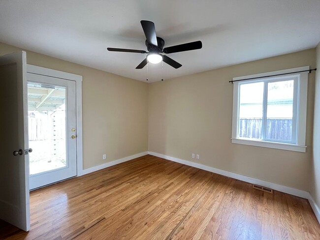 Building Photo - Charming 2 Bed 1 Ba House in Gladstone - Garage, Washer and Dryer, Landscaping Including!