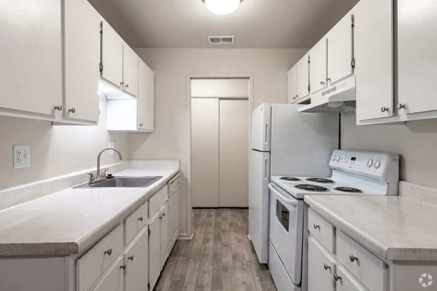 1BR, 1BA - 730SF - Belleville Pointe Apartments