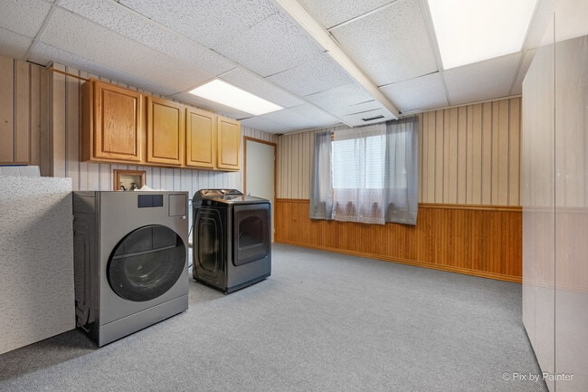 Building Photo - 2083 Maplewood Cir