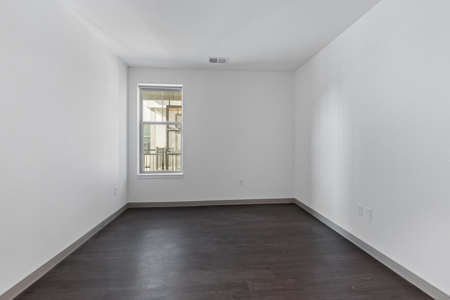 Building Photo - 2420 E Capitol Dr