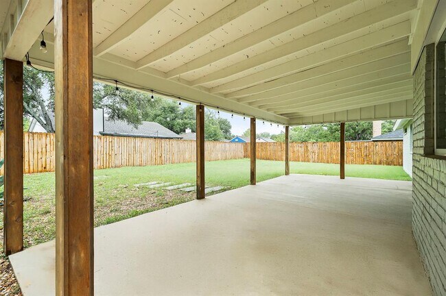 Building Photo - 2513 Broken Oak Dr