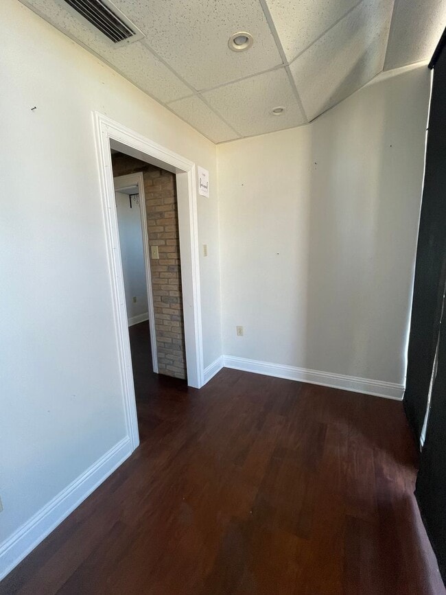 Building Photo - Gorgeous Commercial Unit off of North Market!