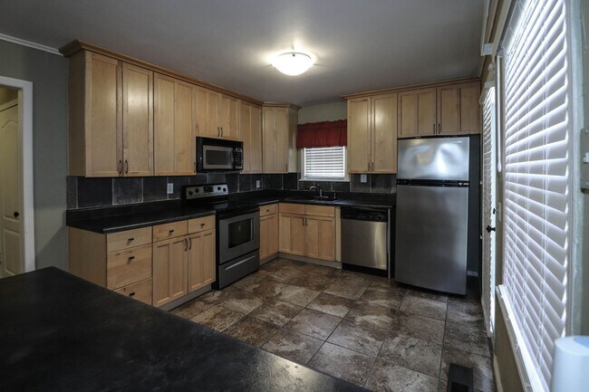 Building Photo - Cozy Bungalow in Brookside area, close to shopping for grocery, coffee shops, restaurants and muc...