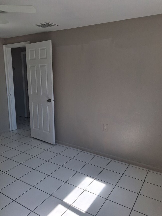 Building Photo - 3 Bedroom 2 bath on a dead end street