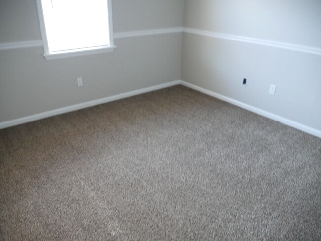 Building Photo - Three bedroom!