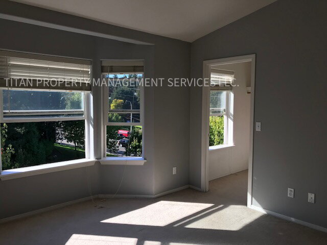 Building Photo - Beautiful Three Story Townhouse with Gas F...