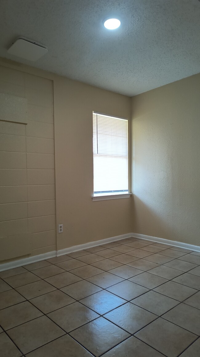 Building Photo - 2601 S Belair Dr