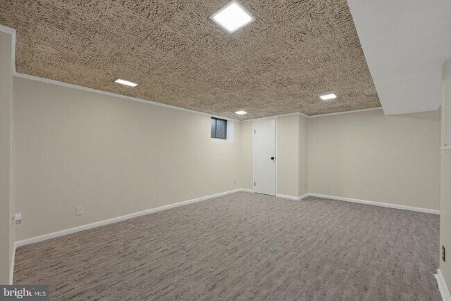 Building Photo - 6206 Hillview Ave