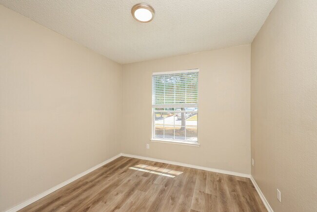 Building Photo - 1203 Hampton Dr