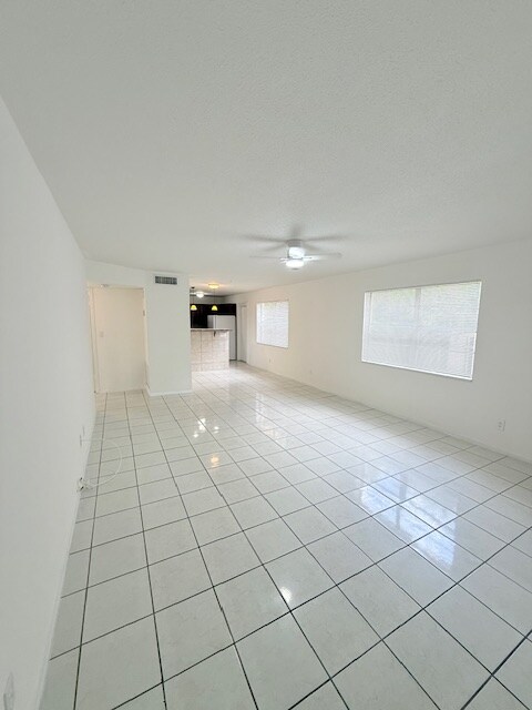 Building Photo - 1020 N 18th Ct
