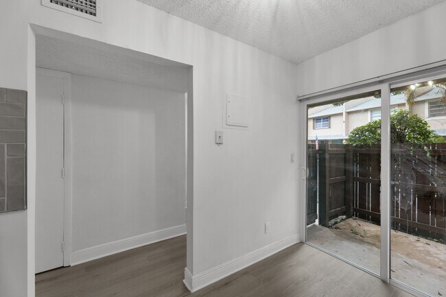 Building Photo - 904 Banks Rd