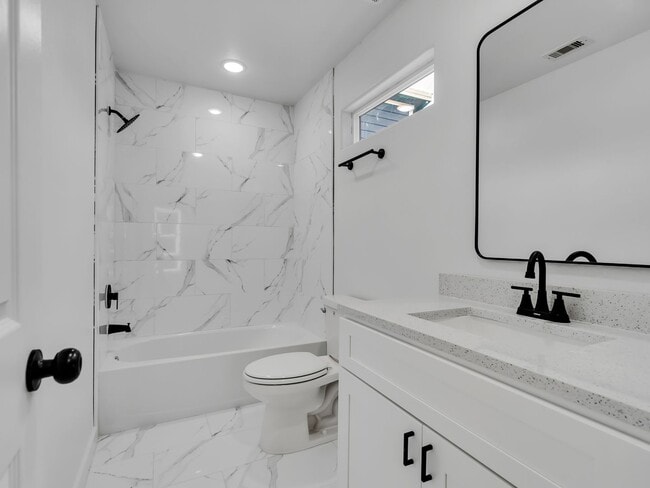 Building Photo - Spacious 3 Bed / 2.5 Bath Duplex – Move-In Ready