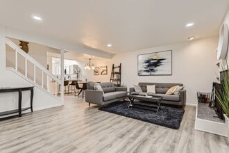 Building Photo - Updated 3 BDR Townhome in King's Ridge