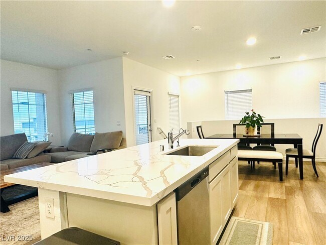 Building Photo - 600 Carriage Hill Dr