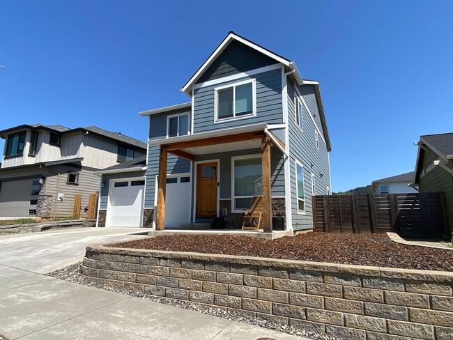 Building Photo - Application Pending - 4 Bedroom Home for R...