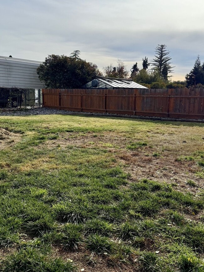 Building Photo - 3 Bedroom 2 Bath House!