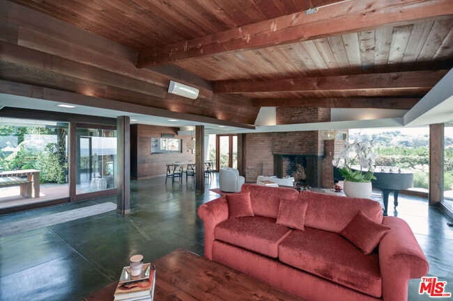 Building Photo - 1450 Davies Dr