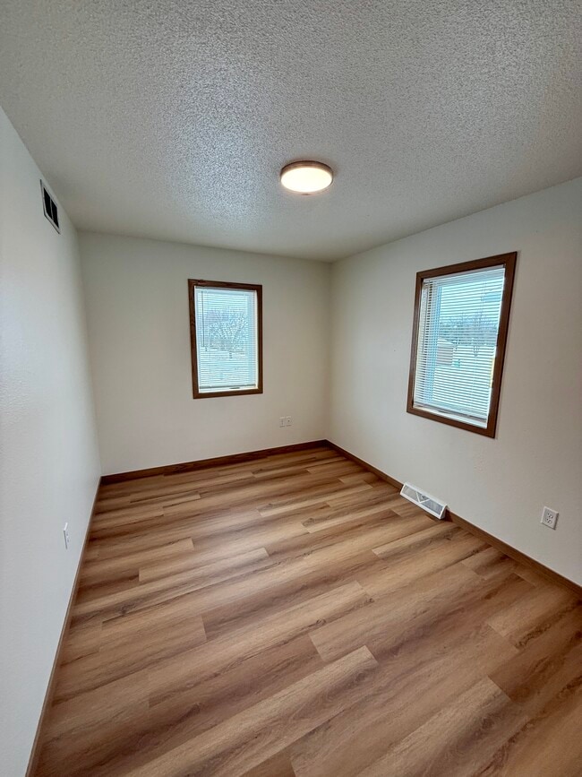 Building Photo - 1004 Castlewood Dr