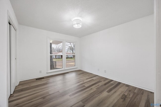 Building Photo - 329 Pawnee Trail SE