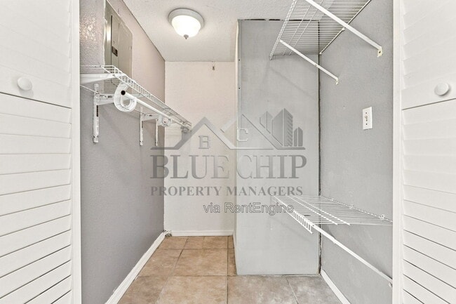 Building Photo - 6714 Nina Rosa Dr