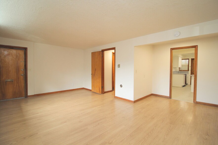 Building Photo - 3200-3236 SW Marigold St
