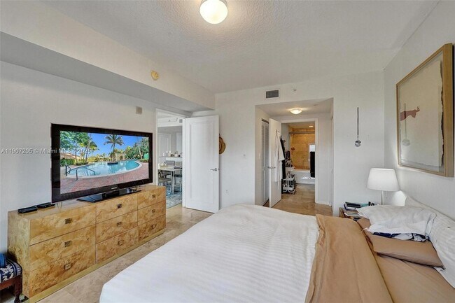 Building Photo - 19501 W Country Club Dr