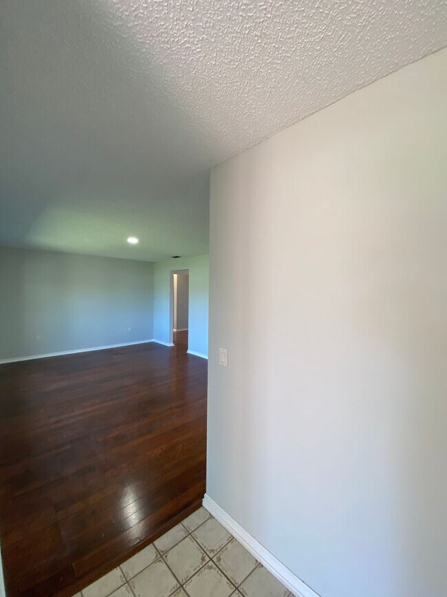 Building Photo - REDUCED RENT!!! Catch it while you can Cedar Hills - Desirable SE neighborhood 3/2/2