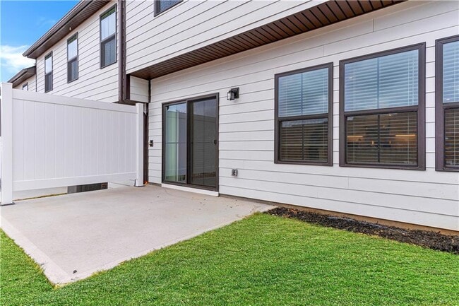 Building Photo - 555 Thatch Ter