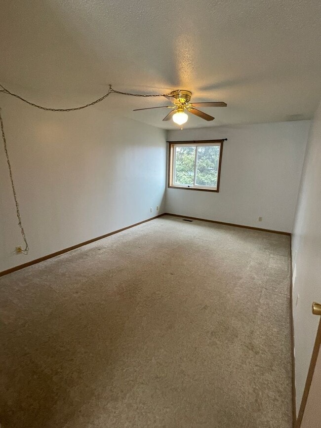 Building Photo - 4 Bedroom, 2 Bath Home for Rent