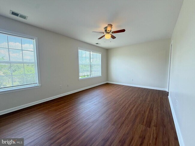 Building Photo - 10 S Meadow Ct