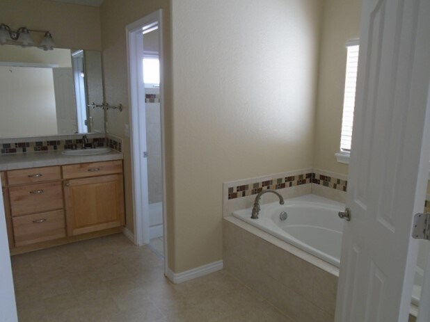 Building Photo - 3548 Maple Cir