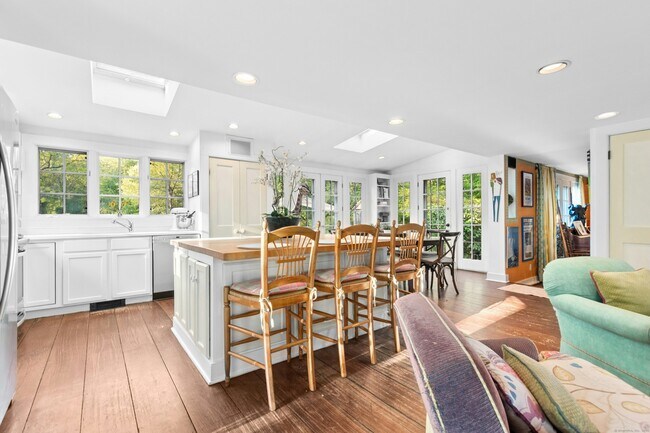 Building Photo - 561 Middlesex Rd