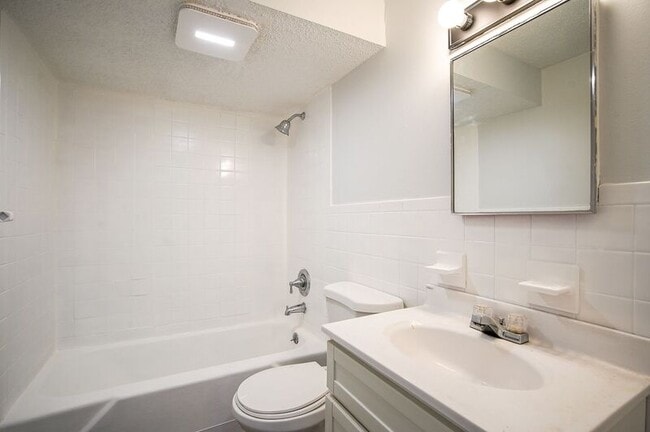 Building Photo - 98 N Alhambra Cir