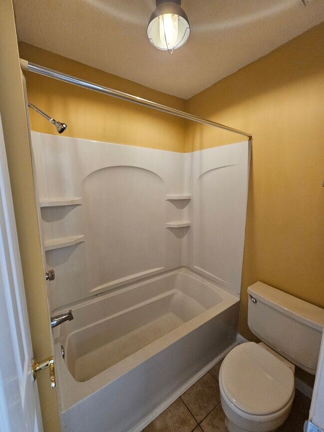 Building Photo - Charming 2-Bed, 2.5-Bath Townhome in the Highly Sought-After Landings at Lake Caroline! *1/2 OFF ...