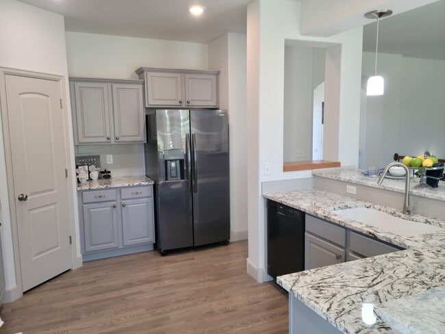 Building Photo - 5 Bed 3 Bath Ranch w/ AC - Available Now! ...