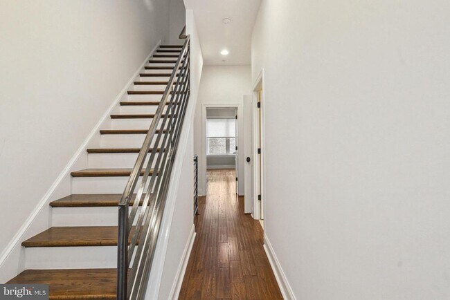 Building Photo - 719 E Thompson St