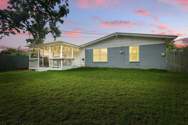 Building Photo - 743 Greenhaven Dr