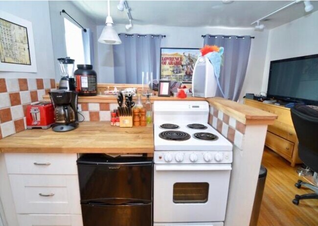 Building Photo - 3 St Charles St