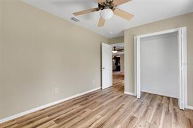 Building Photo - Beautiful 3/1 in the heart of Plant City