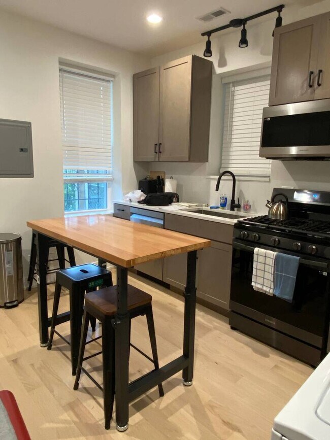 Building Photo - 2943 N Gresham Ave