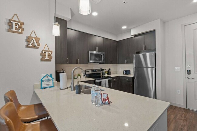 Building Photo - 711 W Broadway Rd