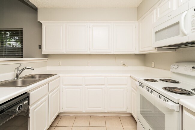 Building Photo - 200 Pecan Dr