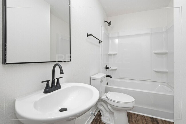 Building Photo - 377 Tuttle Ave