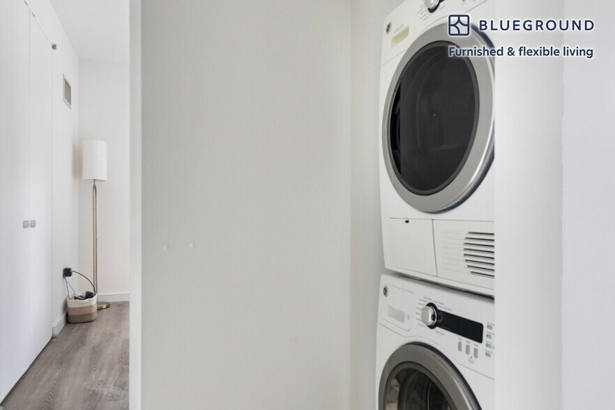 Building Photo - 70 W 45th St